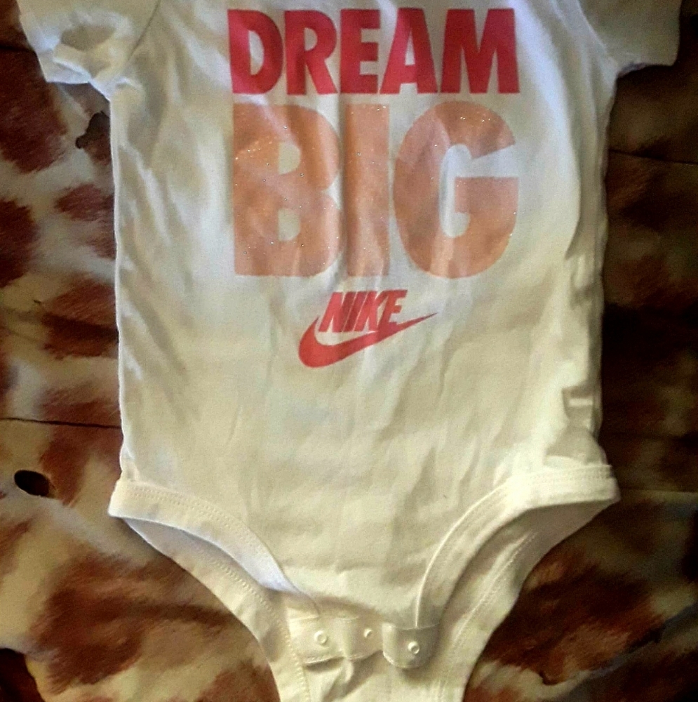 ✨3 for 30 Nike onesie babygirl 6-9 months